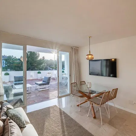 Modern Flat In Marbella, 2br, Pool & Parking מארבלה