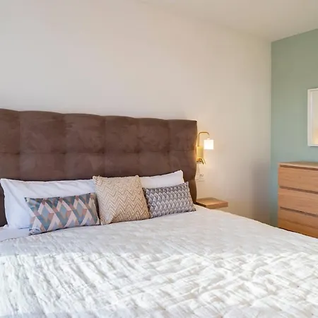 Modern Flat In Marbella, 2br, Pool & Parking * マルベーリャ