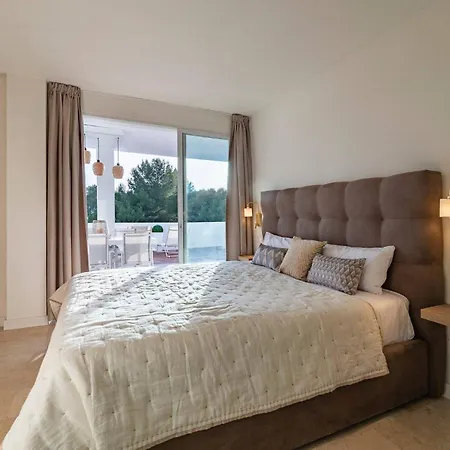 Modern Flat In Marbella, 2br, Pool & Parking מארבלה