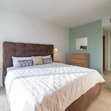 Modern Flat In Marbella, 2br, Pool & Parking