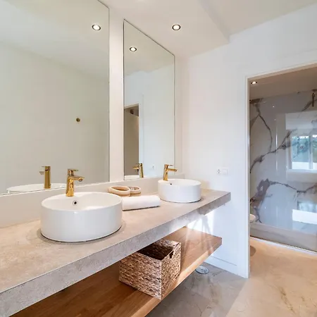 Modern Flat In Marbella, 2br, Pool & Parking マルベーリャ