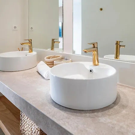 Modern Flat In Marbella, 2br, Pool & Parking מארבלה