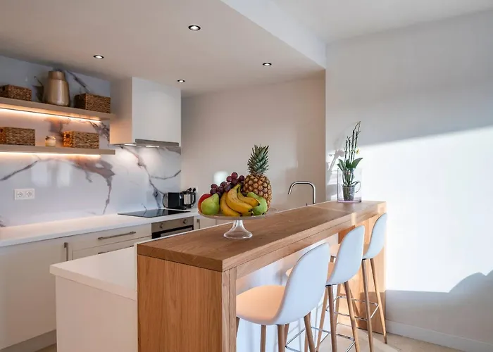 Апартаменти Modern Flat In Marbella, 2br, Pool & Parking Марбелья